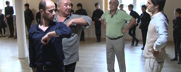 Мартин Тхамоков х-кәашара ҿыц ықәиргылеит ансамбль Афырҭын азы. Мартин Тхамоков х-кәашара ҿыц ықәиргылеит ансамбль Афырҭын азы. - Sputnik Аҧсны