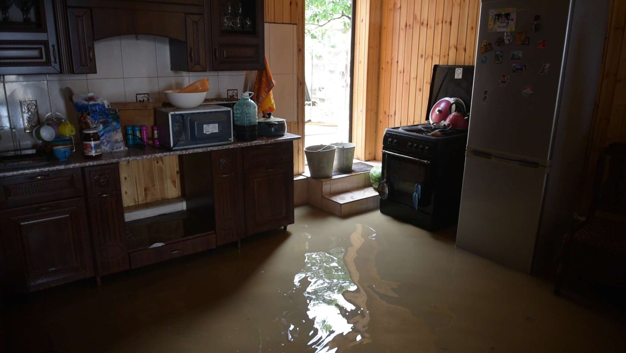 Испорченная от воды мебель