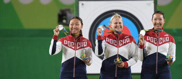 Спортсменки сборной РФ, завоевавшие серебряные медали в командном первенстве среди женщин по стрельбе из лука. Спортсменки сборной РФ, завоевавшие серебряные медали в командном первенстве среди женщин по стрельбе из лука. - Sputnik Абхазия