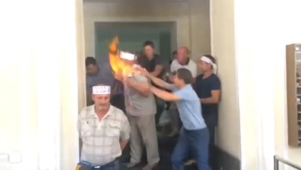 Голодающий шахтер поджег себя в здании Минэнерго Украины. Кадры инцидента - Sputnik Абхазия