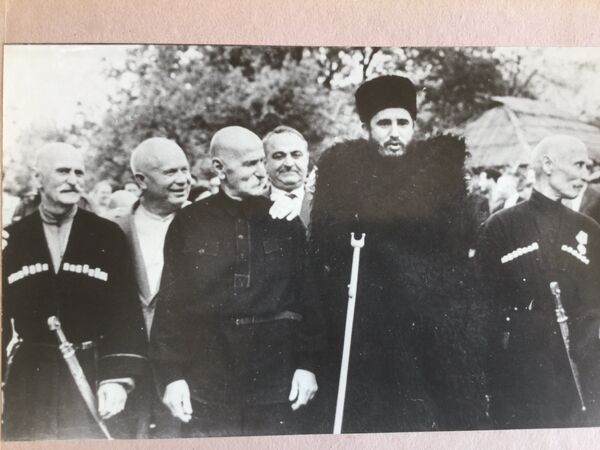 Фидель Кастро и Никита Хрущев в окружении жителей села Дурипш - Sputnik Абхазия