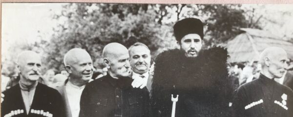 Фидель Кастро и Никита Хрущев в окружении жителей села Дурипш - Sputnik Абхазия