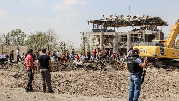 Сотрудники турецкой полиции и спасателей на месте взрыва бомбы у отделение полиции на востоке Турции - Sputnik Абхазия