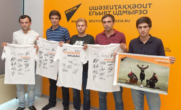 Игроки сборной Абхазии с футболками Играй танцуя - Sputnik Абхазия