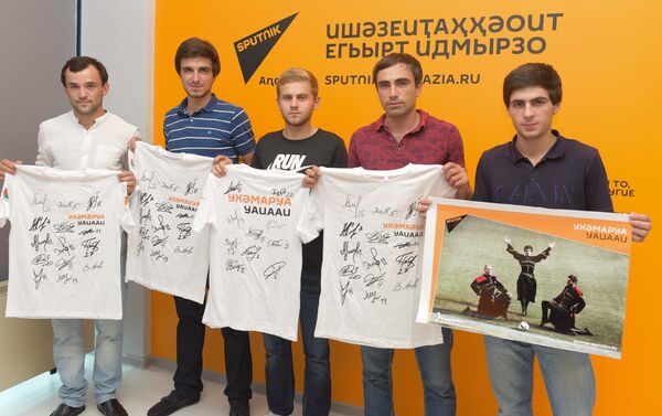 Игроки сборной Абхазии с футболками Играй танцуя - Sputnik Абхазия