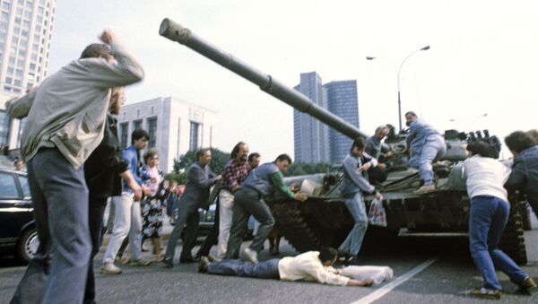 Защитники Белого дома пытаются остановить танк - Sputnik Абхазия