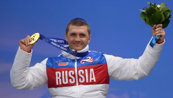 Роман Петушков (Россия), завоевавший золотую медаль в гонке на короткой дистанции в классе LW 10-12 (сидя) среди мужчин в соревнованиях по биатлону на XI Паралимпийских зимних играх в Сочи, во время церемонии награждения. - Sputnik Абхазия