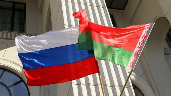 Государственные флаги России и Белоруссии. Архивное фото - Sputnik Аҧсны