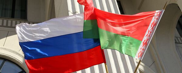 Государственные флаги России и Белоруссии. Архивное фото Государственные флаги России и Белоруссии. Архивное фото - Sputnik Абхазия
