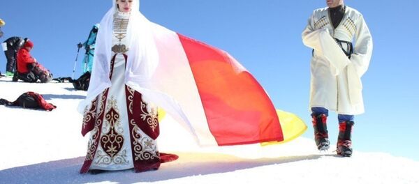 Солистка, прима московского ансамбля Алания - Дина Бекоева на вершине Эльбруса Солистка, прима московского ансамбля Алания - Дина Бекоева на вершине Эльбруса - Sputnik Абхазия