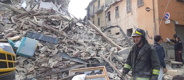 Землетрясение в Италии: работа спасателей и кадры разрушений Землетрясение в Италии: работа спасателей и кадры разрушений - Sputnik Абхазия