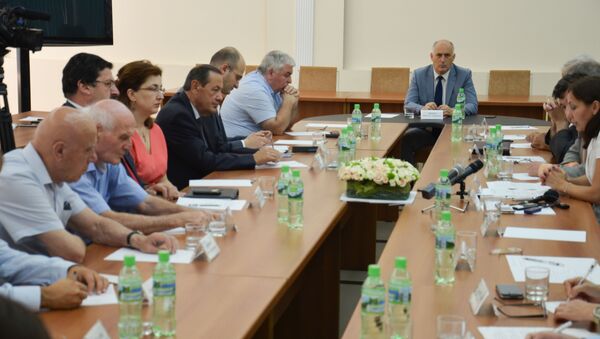 Круглый стол в кабинете министров, посвященный 8-летней годовщине признания Абхазии. - Sputnik Абхазия