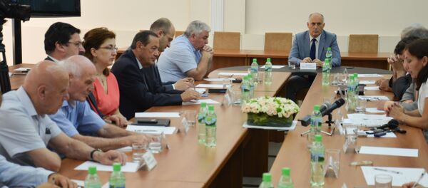 Круглый стол в кабинете министров, посвященный 8-летней годовщине признания Абхазии. Круглый стол в кабинете министров, посвященный 8-летней годовщине признания Абхазии. - Sputnik Абхазия