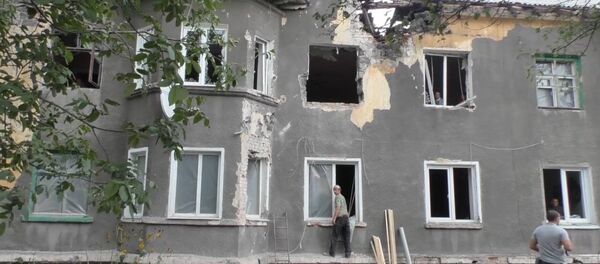 Выбитые окна и разрушенные стены – последствия артобстрела в Горловке Выбитые окна и разрушенные стены – последствия артобстрела в Горловке - Sputnik Абхазия