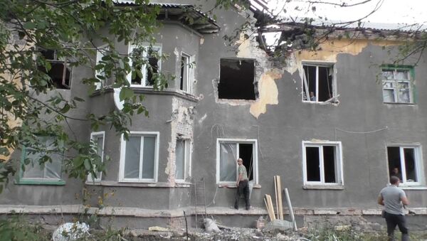 Выбитые окна и разрушенные стены – последствия артобстрела в Горловке - Sputnik Абхазия