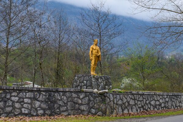 Здесь стоит памятник шахтеру в знак уважения к людям этой профессии. - Sputnik Абхазия