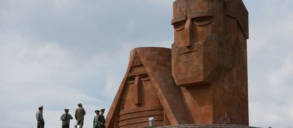 Памятник “Мы и наши горы”, сооруженный на высоком холме у въезда в город Степанакерт Памятник “Мы и наши горы”, сооруженный на высоком холме у въезда в город Степанакерт - Sputnik Абхазия