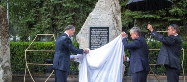 Президент Абхазии Рауль Хаджимба и временно исполняющий обязанности Главы КЧР Рашид Темрезов приняли участие в открытии памятника Добровольцам Карачаево-Черкесии, погибшим за свободу и независимость Республики Абхазия на Аллее Героев в Черкесске Президент Абхазии Рауль Хаджимба и временно исполняющий обязанности Главы КЧР Рашид Темрезов приняли участие в открытии памятника Добровольцам Карачаево-Черкесии, погибшим за свободу и независимость Республики Абхазия на Аллее Героев в Черкесске - Sputnik Абхазия