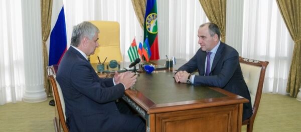 С официальным визитом в Карачаево-Черкесию прибыл Президент Абхазии Рауль Хаджимба С официальным визитом в Карачаево-Черкесию прибыл Президент Абхазии Рауль Хаджимба - Sputnik Абхазия