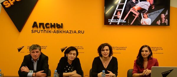 Эльвира Арсалия, Алексей Шервашидзе-Чачба и Шазина Агрба подвели итоги фестиваля Искандера Эльвира Арсалия, Алексей Шервашидзе-Чачба и Шазина Агрба подвели итоги фестиваля Искандера - Sputnik Абхазия