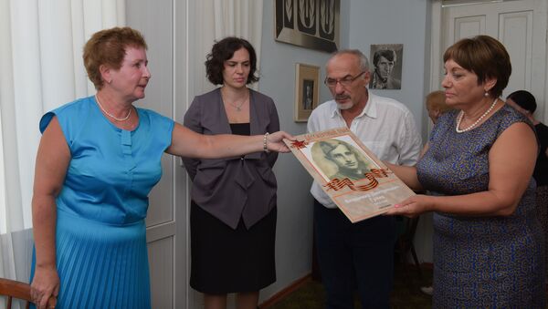 Дочь Георгия Гулиа передала в музей посмертную маску отца и рукописи - Sputnik Абхазия