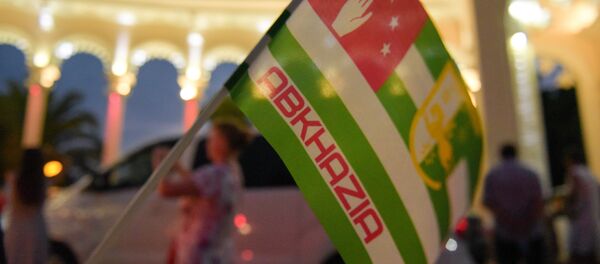 Абхазский флаг на фоне колонады в Гагре. - Sputnik Абхазия