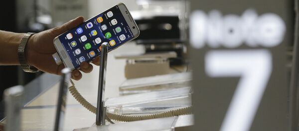 Смартфон Samsung Galaxy Note 7 на витрине магазина. Смартфон Samsung Galaxy Note 7 на витрине магазина. - Sputnik Абхазия