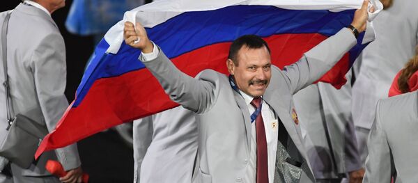 Представитель паралимпийской сборной Белоруссии с флагом России на церемонии открытия XV летних Паралимпийских игр 2016 в Рио-де-Жанейро. Представитель паралимпийской сборной Белоруссии с флагом России на церемонии открытия XV летних Паралимпийских игр 2016 в Рио-де-Жанейро. - Sputnik Абхазия