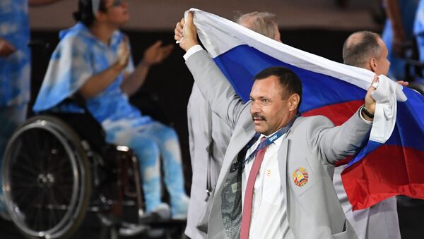 Российский флаг на открытии ХV летних Паралимпийских игр 2016 в Рио-де-Жанейро - Sputnik Абхазия
