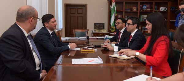 Вице-президент Абхазии Виталий Габния встретился с временно поверенным посольства Венесуэлы в России Альвиро Энрике Кордеро. - Sputnik Абхазия