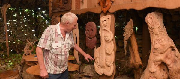 Художник Анатолий Богатырев демонстрирует свои работы Художник Анатолий Богатырев демонстрирует свои работы - Sputnik Абхазия