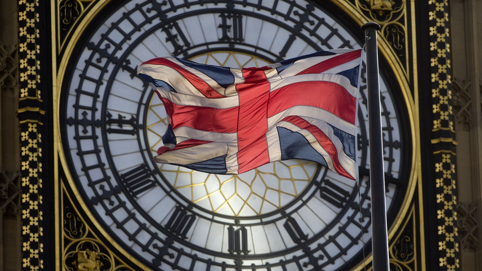 Флаг Великобритании на фоне часов Вестминстерского дворца в Лондоне. - Sputnik Абхазия, 1920, 24.02.2022