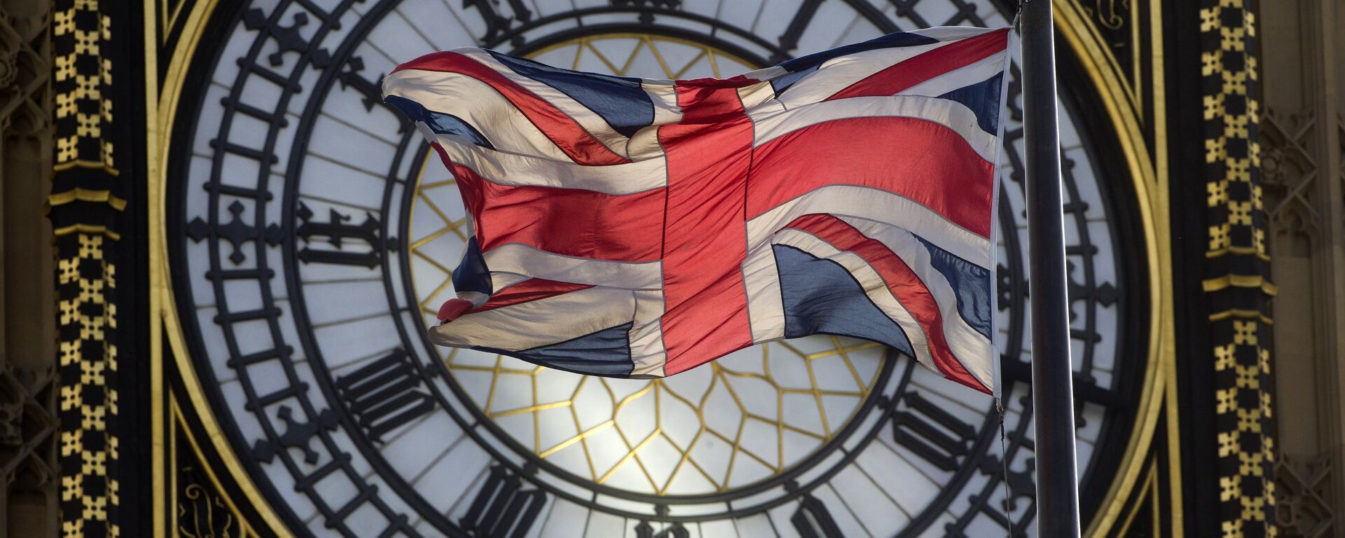 Флаг Великобритании на фоне часов Вестминстерского дворца в Лондоне. - Sputnik Абхазия, 1920, 24.02.2022