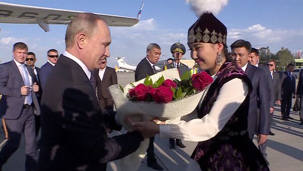 Самолет, цветы, девушка — Путина встретили в аэропорту Манас - Sputnik Абхазия