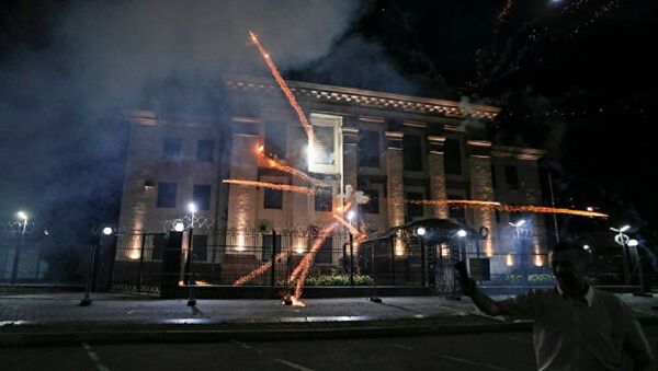 Неизвестные атаковали российское посольство в Киеве - Sputnik Абхазия