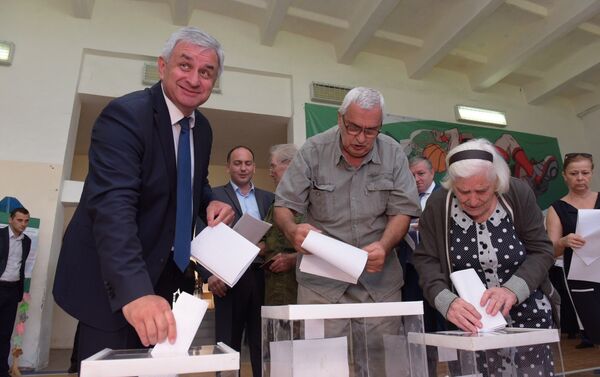 Рауль Хаджимба голосует на выборах в ГД РФ - Sputnik Абхазия