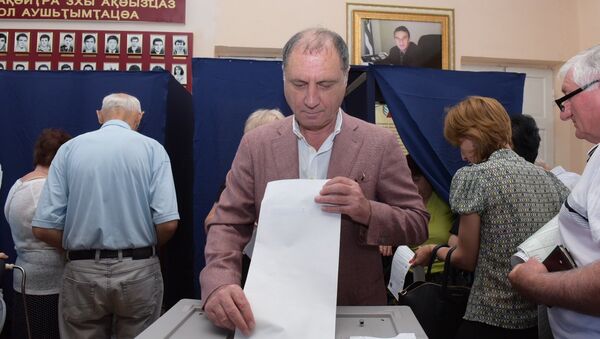 Лидер Единой Абхазии Сергей Шамба проголосовал на выборах в ГД РФ - Sputnik Абхазия