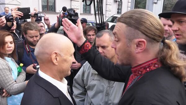 Протестующие у посольства РФ в Киеве не пропускали пришедших на выборы россиян - Sputnik Абхазия