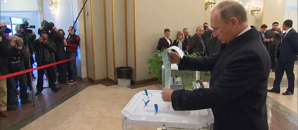 Путин проголосовал на выборах депутатов Государственной думы РФ Путин проголосовал на выборах депутатов Государственной думы РФ - Sputnik Абхазия