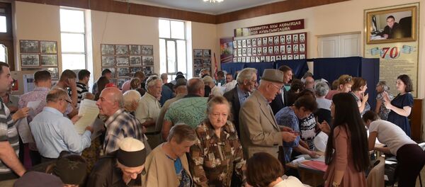 День выборов: как в Абхазии голосуют на выборах в ГД РФ День выборов: как в Абхазии голосуют на выборах в ГД РФ - Sputnik Абхазия