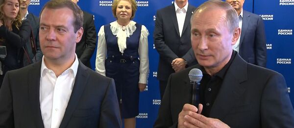 Путин и Медведев о результатах Единой России на выборах в ГД Путин и Медведев о результатах Единой России на выборах в ГД - Sputnik Абхазия