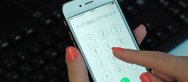 Девушка набирает номер телефона Девушка набирает номер телефона - Sputnik Абхазия