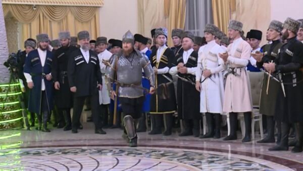 В шлеме и латах: Кадыров в доспехах пришел на праздник Дня чеченской женщины - Sputnik Абхазия