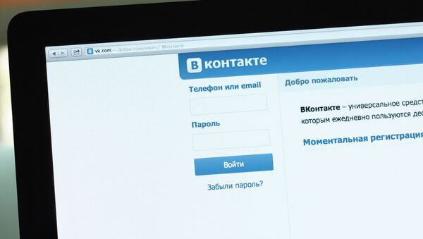 Логотип и начальная страница социальной сети Вконтакте на экране компьютера. - Sputnik Абхазия
