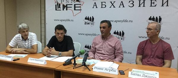 Фото с пресс-конференции  организаторов акции Дорога жизни Фото с пресс-конференции  организаторов акции Дорога жизни - Sputnik Абхазия