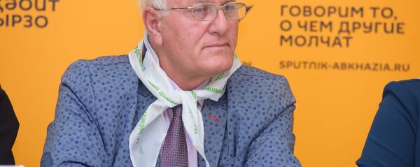 Иван Папасқьыр ихьӡ зху Аԥснытәи Амилаҭтә библиотека аиҳабы Борис Ҷолариа - Sputnik Аҧсны