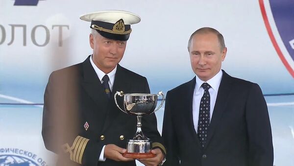 Путин поздравил победителя этапа Черноморской регаты и посетил фрегат Надежда - Sputnik Абхазия