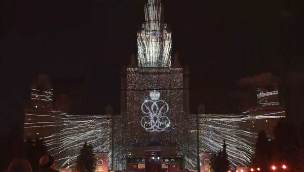 Круг света в Москве: гигантский Ломоносов и другие яркие моменты шоу - Sputnik Абхазия