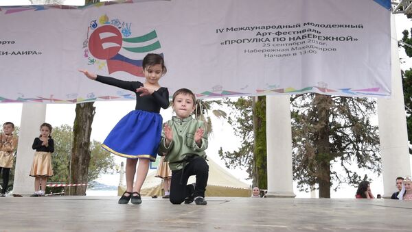 Раздавали книги и выбирали лучшего певца на фестивале в Сухуме - Sputnik Абхазия