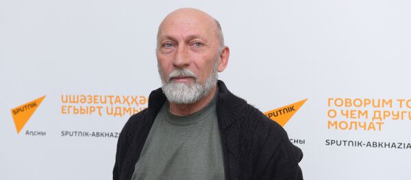 Самсон Чанба ихьӡ зху Аԥсуа драматә театр актиор Роман Сабуа. - Sputnik Аҧсны